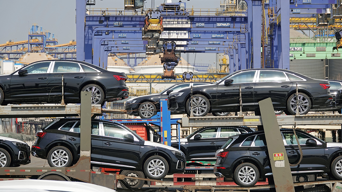 Автомобили китайских производителей перед погрузкой на экспорт в порту
