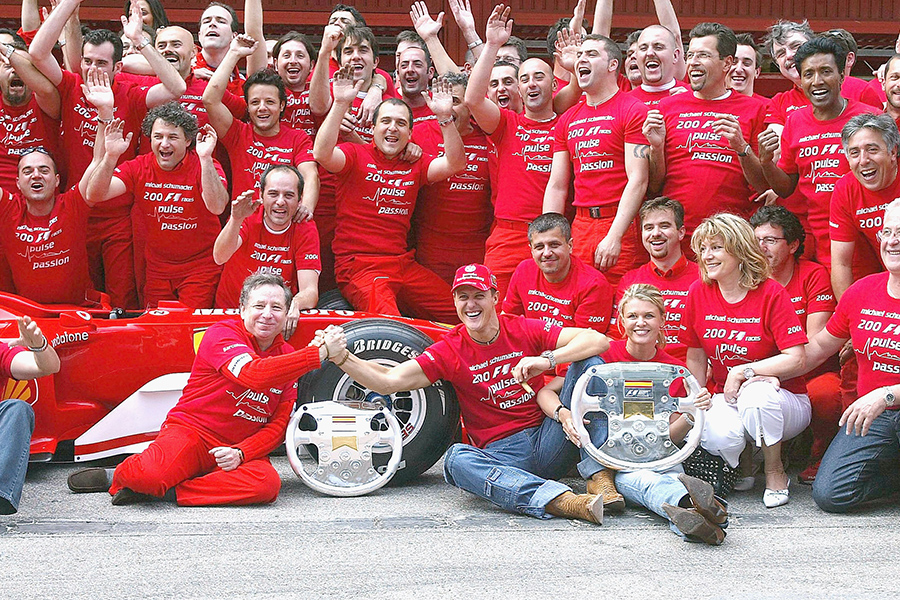 В 2004-м&nbsp;году в&nbsp;Барселоне Шумахер провел свой 200-й этап&nbsp;Гран-При.

На фото: 9 мая 2004&nbsp;г., Барселона, Испания. Шумахер с командой&nbsp;Феррари после участия в своем 200-м Гран-при.