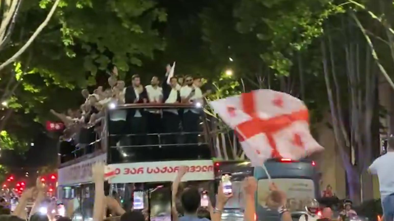 Сборную Грузии триумфально встретили в Тбилиси после Евро. Видео