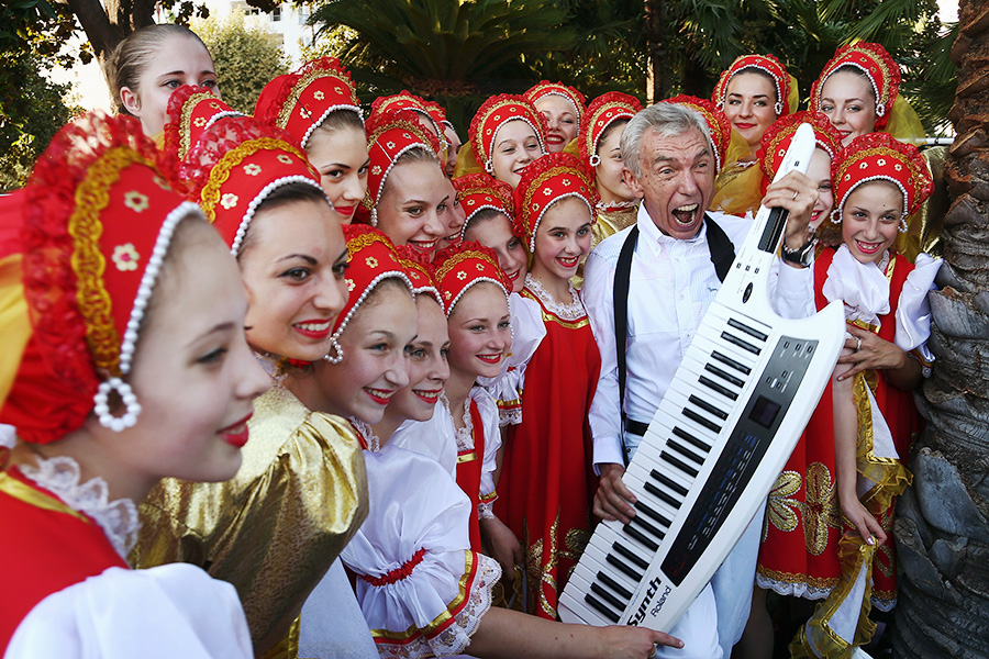 Знаменитого телеведущего приглашали и за рубеж. На фото&nbsp;&mdash; Юрий Николаев с участниками танцевального ансамбля &laquo;Контраст&raquo; на концерте победителей конкурса &laquo;Утренняя Звезда Омска&raquo; в Каннах в 2013 году.