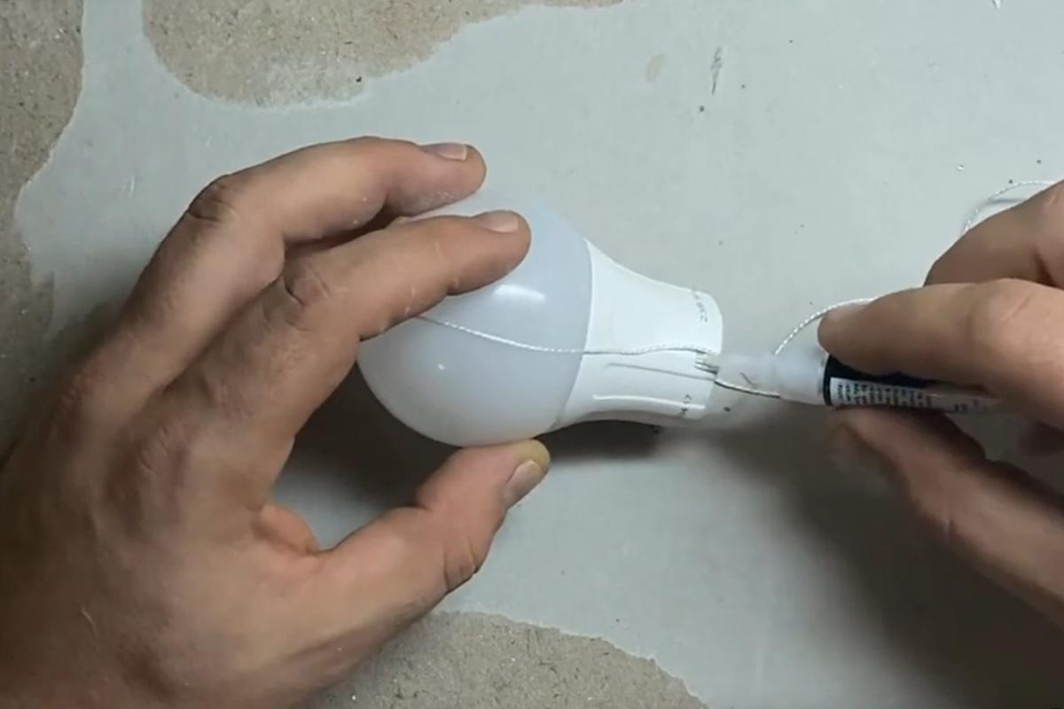 Как сделать новогодний воздушный шар из лампочки