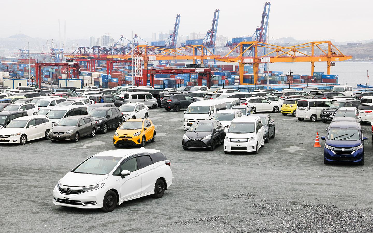 Автомобили россиян застряли на таможне из-за «утиля». Что с ними будет