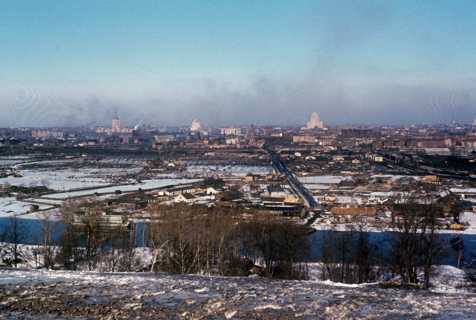 Вид с&nbsp;Воробьевых гор на&nbsp;Новодевичий монастырь (в центре) и&nbsp;сталинские высотки