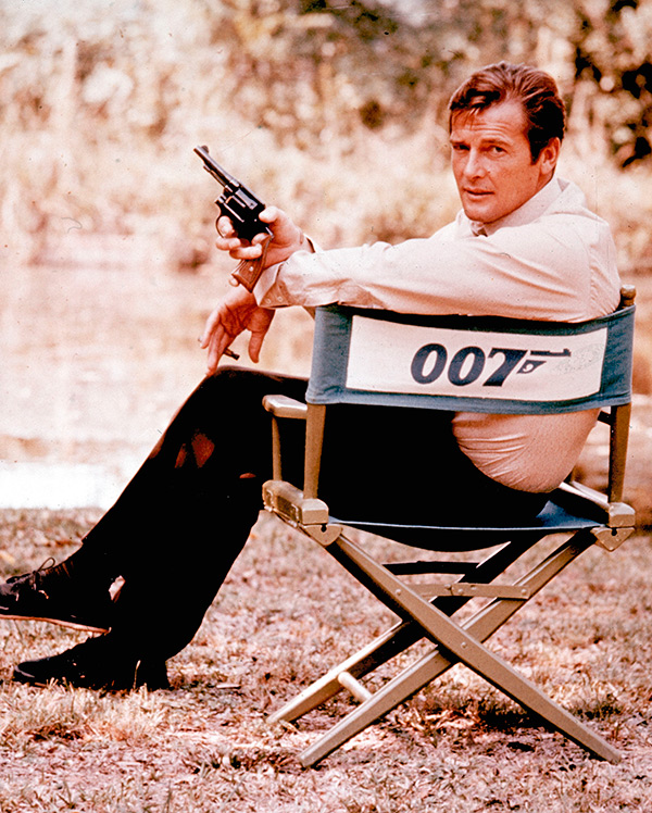 Актер был самым зрелым Джеймсом Бондом, дебютировав в&nbsp;роли&nbsp;агента 007 в&nbsp;возрасте 45&nbsp;лет, а&nbsp;оставил этот образ в&nbsp;58. Съемки осложняло&nbsp;то, что&nbsp;Мур боялся огнестрельного оружия после&nbsp;того, как&nbsp;брат случайно прострелил ему ногу. Известно также, что&nbsp;в&nbsp;сценах, где&nbsp;Роджер Мур должен был бегать, его подменял дублер, так&nbsp;как&nbsp;актеру не&nbsp;нравилась его манера бега.

&nbsp;