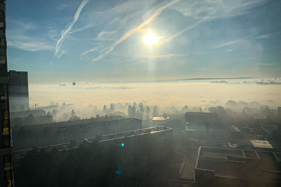 Исследовав пробы воздуха в четверг в разных районах Екатеринбурга, сотрудники Роспотребнадзора обнаружили наибольшее превышение предельно допустимой концентрации оксида углерода, мелкодисперсной пыли PM10 и PM 2,5 в районе улицы Счастливая, дом 6 (микрорайон Солнечный)