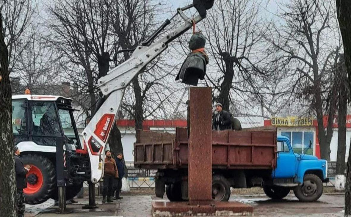 На Украине снесли памятник Герою Советского Союза Ивану Третьяку