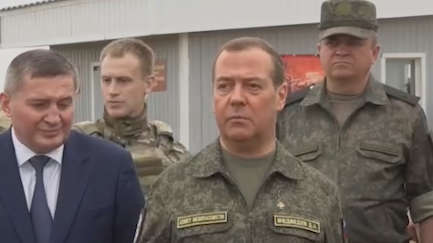 Медведев призвал к истреблению киевского режима