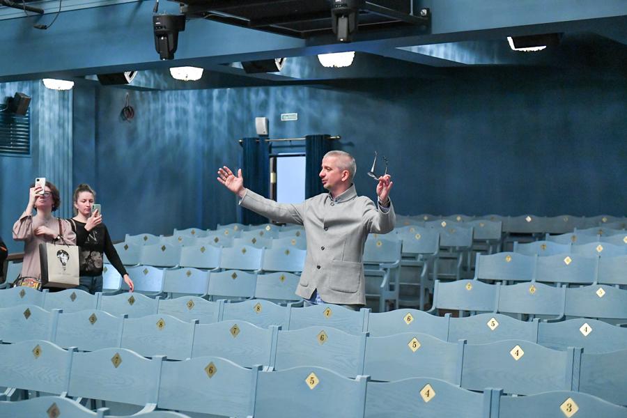 Константин Богомолов во время осмотра результатов ремонтно-реставрационных работ в историческом здании Московского драматического театра на Малой Бронной, 2022 год

