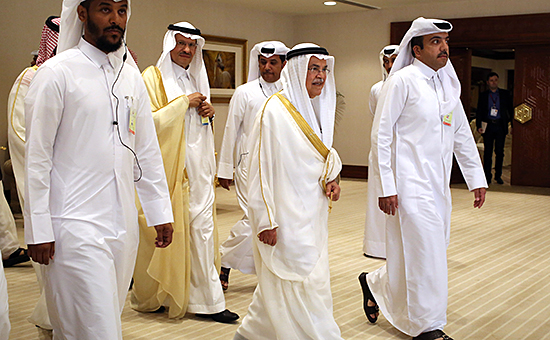 Министр нефтяной промышленности Саудовской Аравии Али аль-Наими (на фото в&nbsp;центре) на саммите&nbsp;в Дохе, Катар


