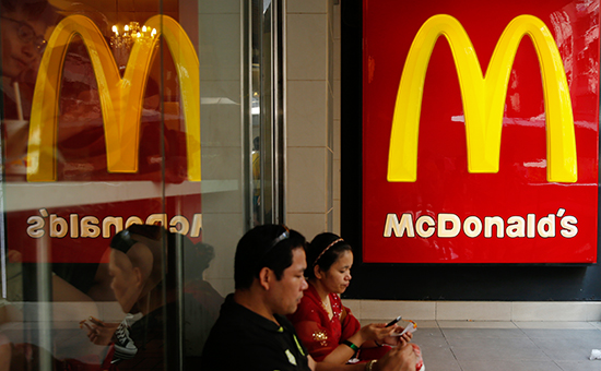Посетители ресторана&nbsp;McDonald&#39;s в Китае


