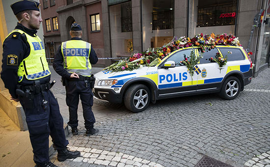Сотрудники полиции на месте&nbsp;теракта в Стокгольме


