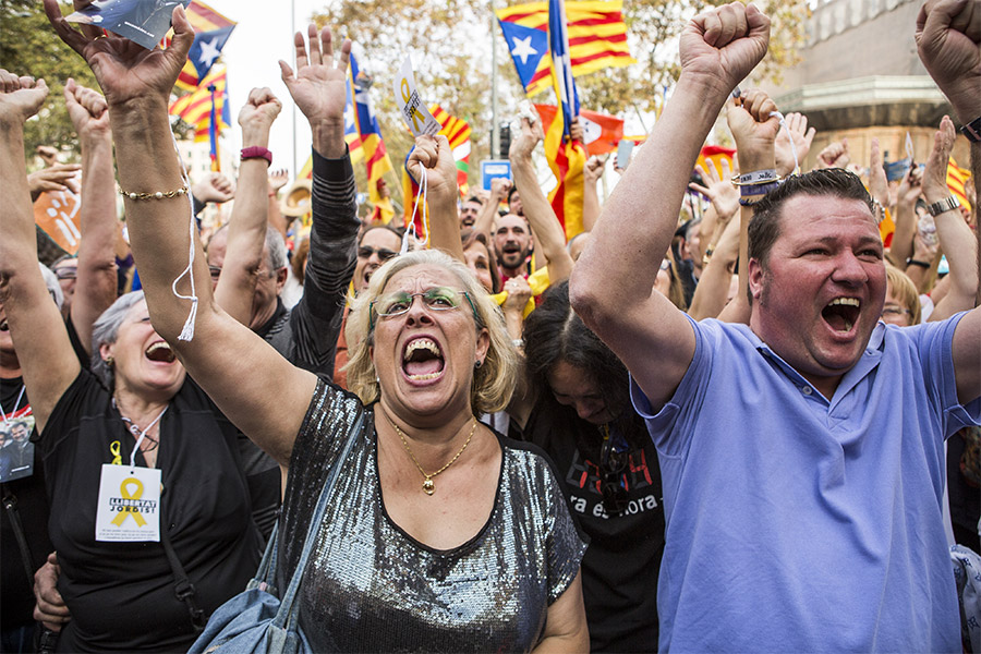 На улицах Барселоны каталонцы приветствуют решение парламента. После объявления независимости на площади Святого Иакова собрались порядка 6 тыс. человек.
