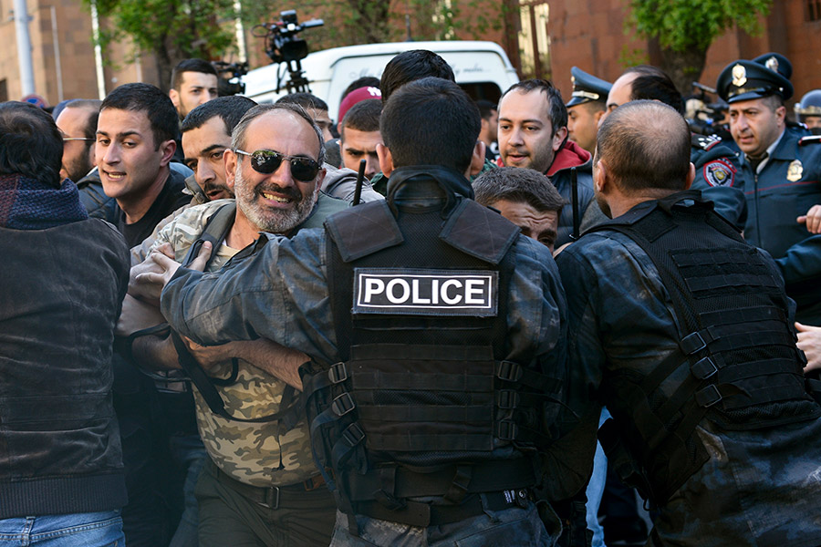 Во время акции произошли столкновения между полицией и демонстрантами. Прорвав полицейское оцепление, протестующие смогли пройти в здание Конституционного суда Армении.