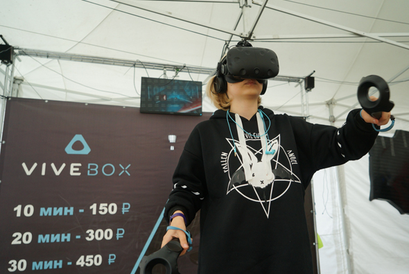 На фестивале работали VR-зоны, а также стенды, на которых учили программировать роботов и создавать модели для 3D-принтеров.