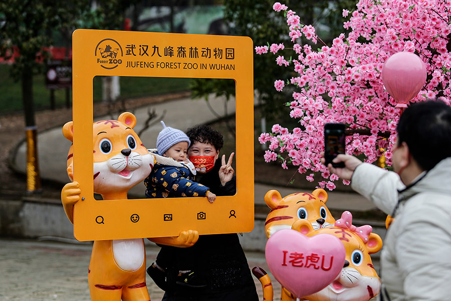 Ухань, Китай. Посетители зоопарка в первый день Нового года