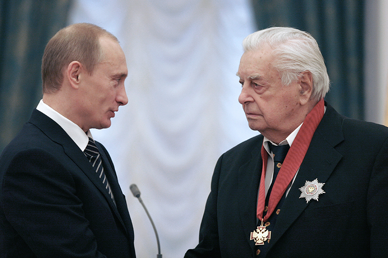 В 2007 году президент России Владимир Путин (слева) наградил художественного руководителя Московского театра на Таганке Юрия Любимова (справа) Орденом &quot;За заслуги перед Отечеством&quot; II степени на торжественной церемонии в Кремле.