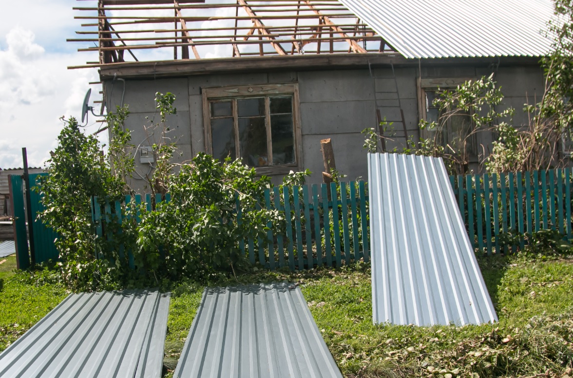 В Тюменской области смерч сорвал крыши с домов. Видео