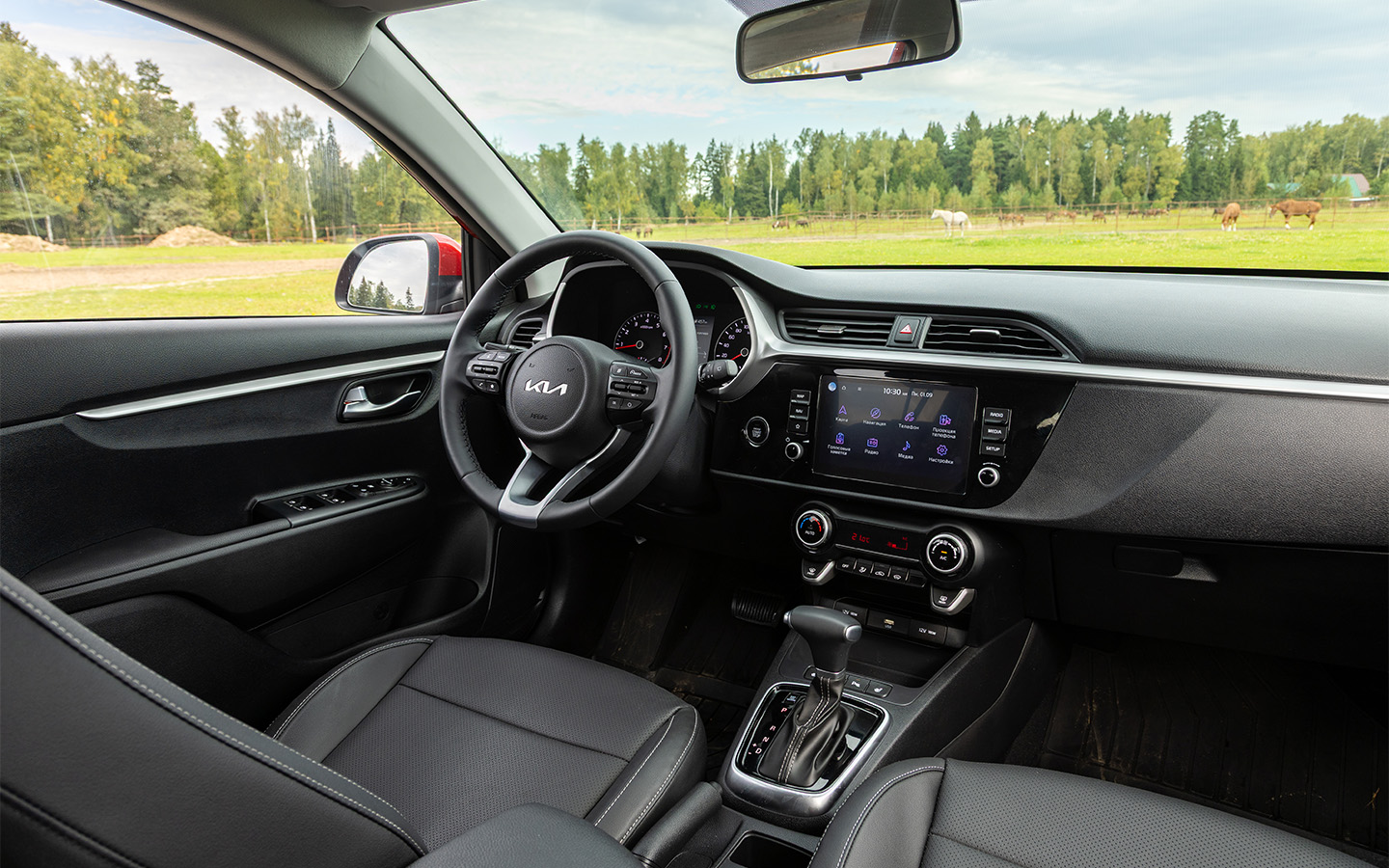 Салон Solaris KRX &mdash; плоть от плоти&nbsp;Kia Rio X: жесткий пластик, аналоговая приборка с экраном по центру, скромная мультимедиа. Зато эргономика на высоте