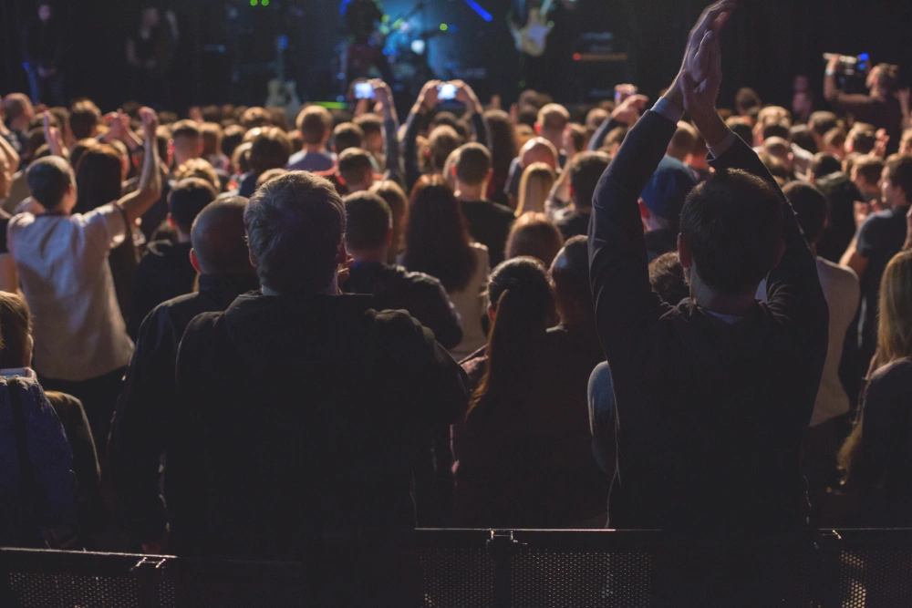 «Зал встал» — метонимия, в которой «зал» обозначает «зрители в зале»