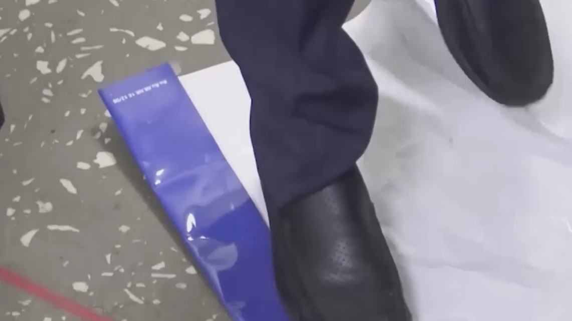 Уральский чиновник извинился, что на камеру топтал плакат о контрацепции