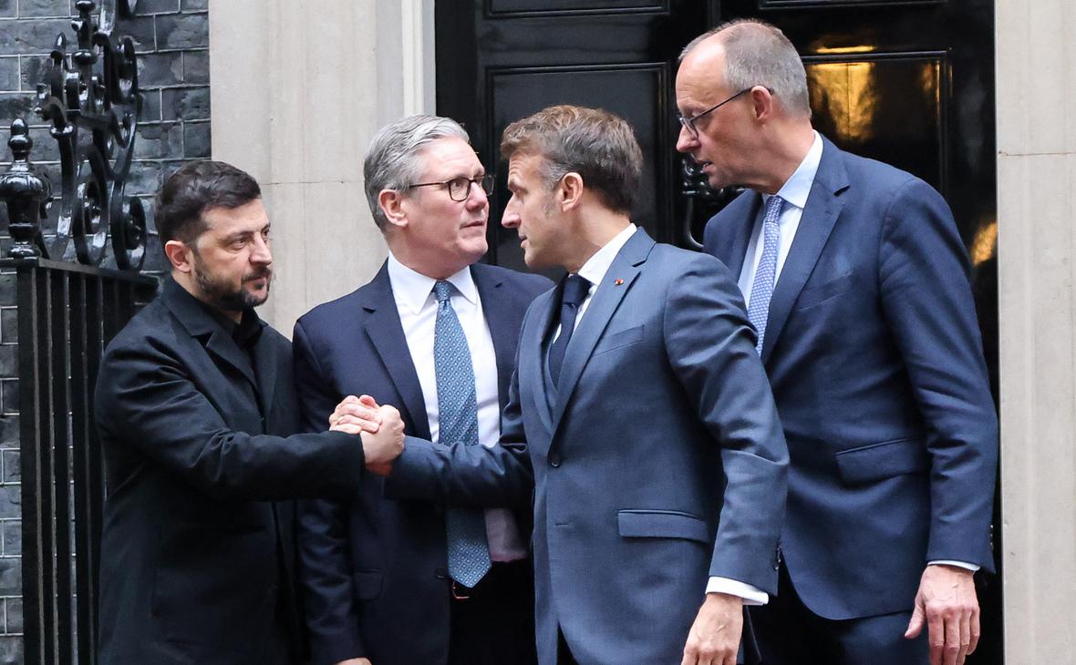 Зеленский, премьер-министр Великобритании Кир Стармер, президент Франции Эмманюэль Макрон и канцлер Германии Фридрих Мерц (слева направо)
