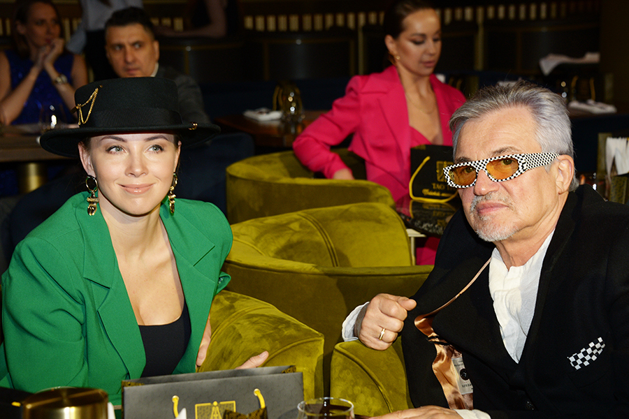 Телеведущий Дмитрий Дибров развелся с женой Полиной в сентябре после 16 лет брака. Шоумен познакомился с моделью, когда той было 17 лет. У Дибровых трое сыновей. Для телеведущего это четвертый брак