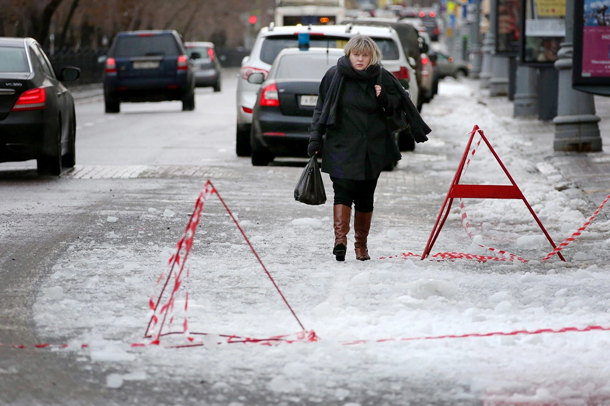 В гололед на улице необходимо проявлять повышенное внимание, смотреть под ноги, не отвлекаться на гаджеты