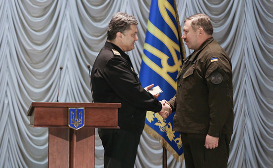 Президент Украины Петр Порошенко и&nbsp;генерал-лейтенант Вооруженных сил Украины Юрий Аллеров