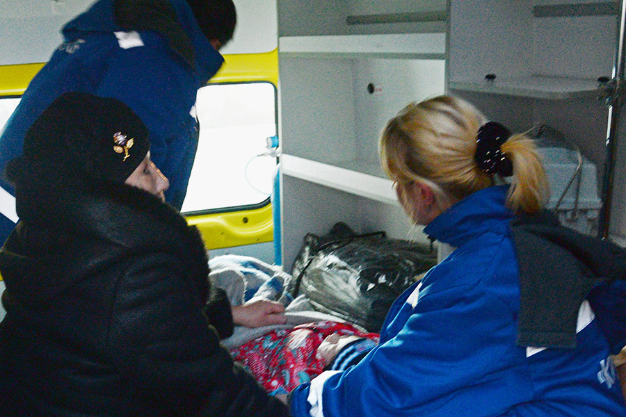 Выжившая при крушении самолета L-410 в Хабаровском крае девочка в автомобиле скорой помощи в Хабаровске