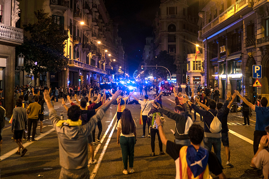 Протестующие заблокировали вход в Биржу в Барселоне и часть железнодорожных путей в Жироне и Таррагоне, сняли флаг Испании со здания представительства женералитета в Жироне
