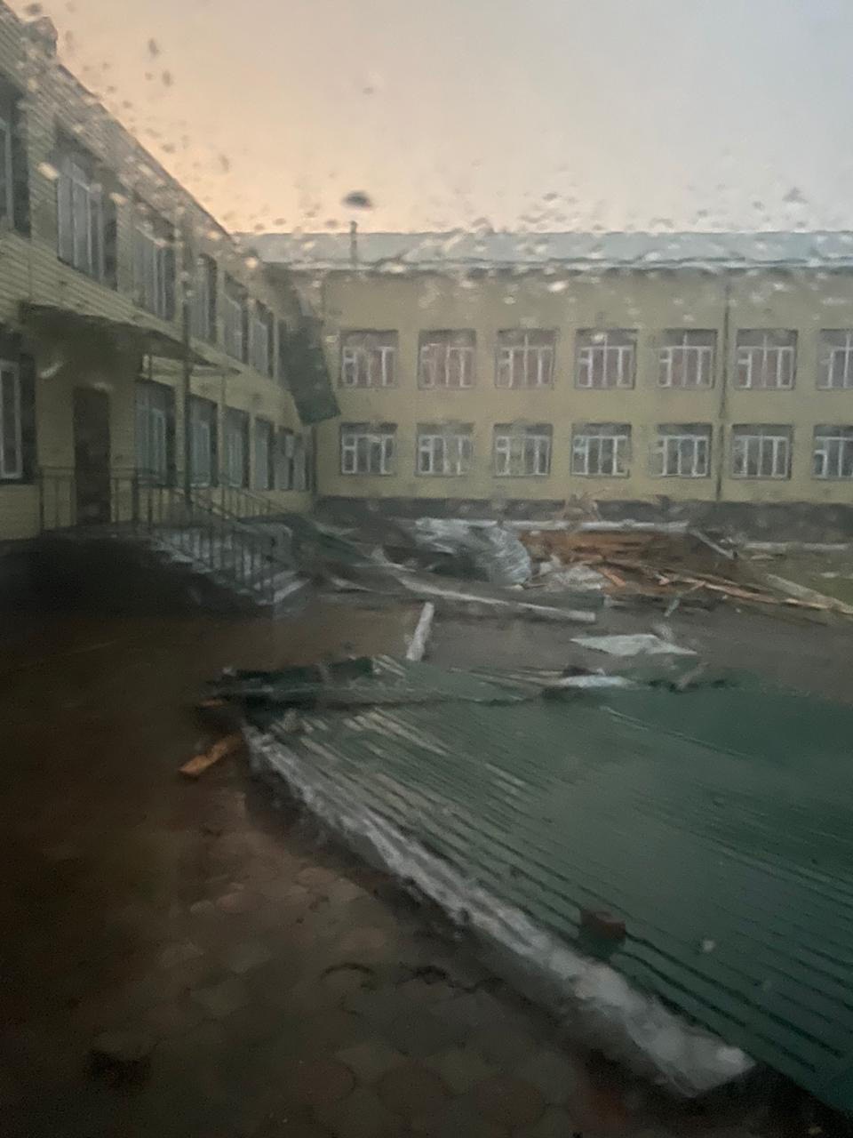 Ураган в Чечне повредил кровли 17 домов, в том числе двух школ и здания сельской администрации
