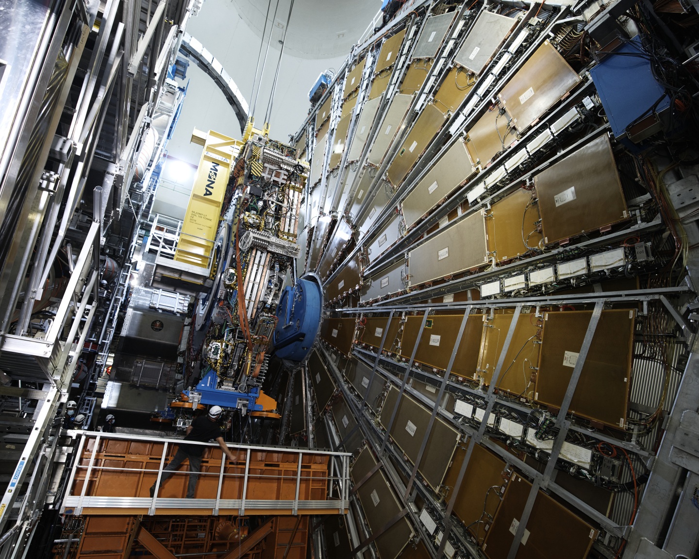 Сотрудники ЦЕРН рядом с крупным детектором ATLAS