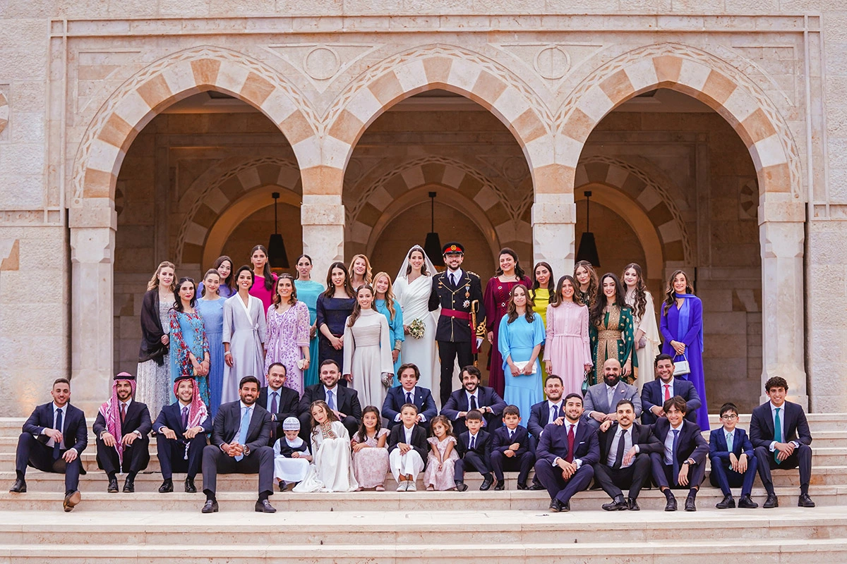 <p>Общая свадебная фотография принца Хусейна и принцессы Раджвы с молодым поколением королевской семьи Иордании</p>