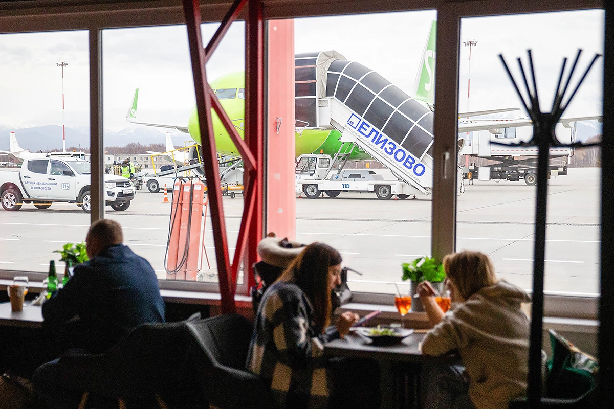 <p>Петропавловск-Камчатский. Пассажиры в кафе в аэропорту Елизово</p>
