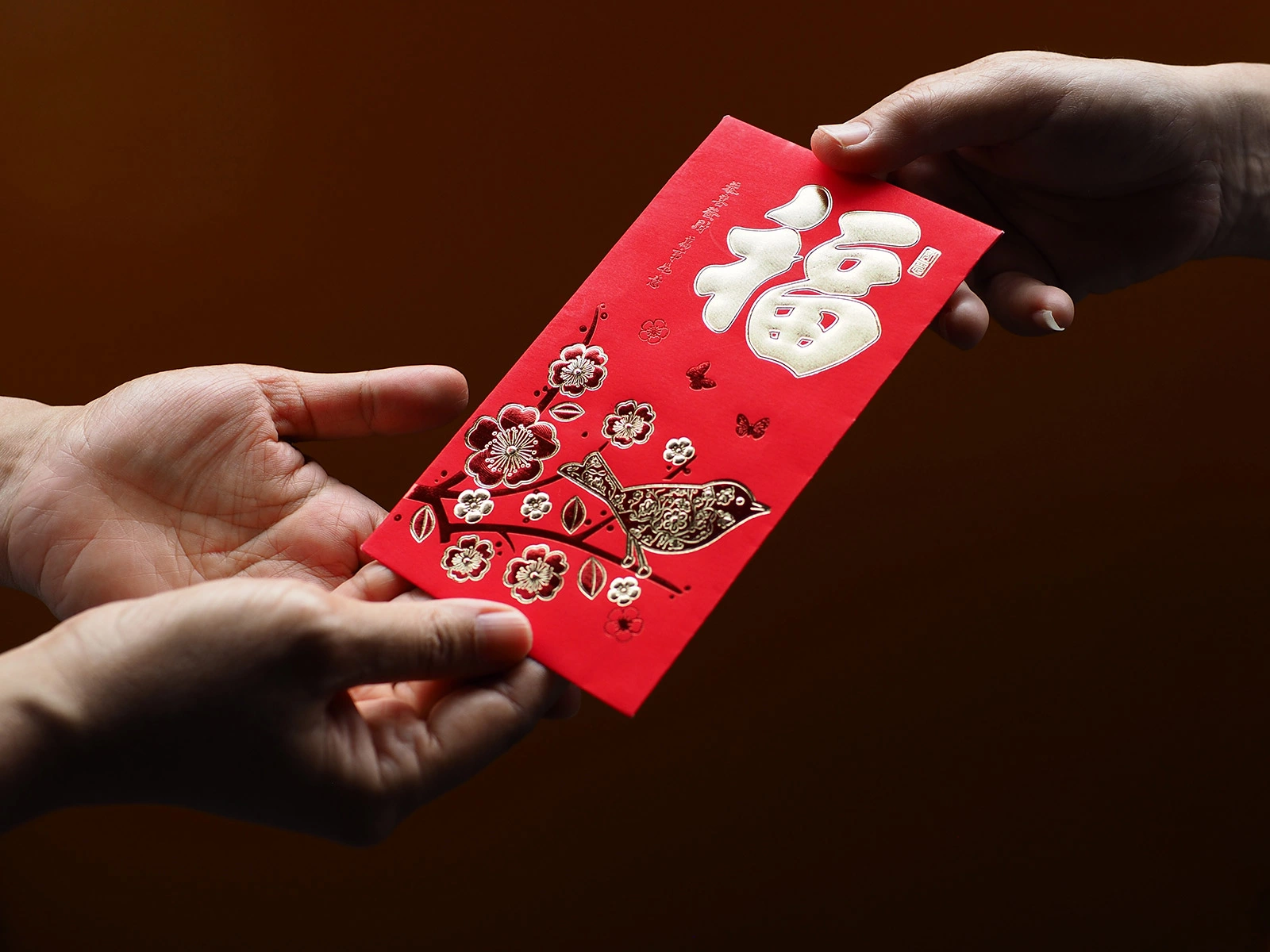 <p>Хунбао &mdash; китайский красный конверт с деньгами</p>

<p></p>