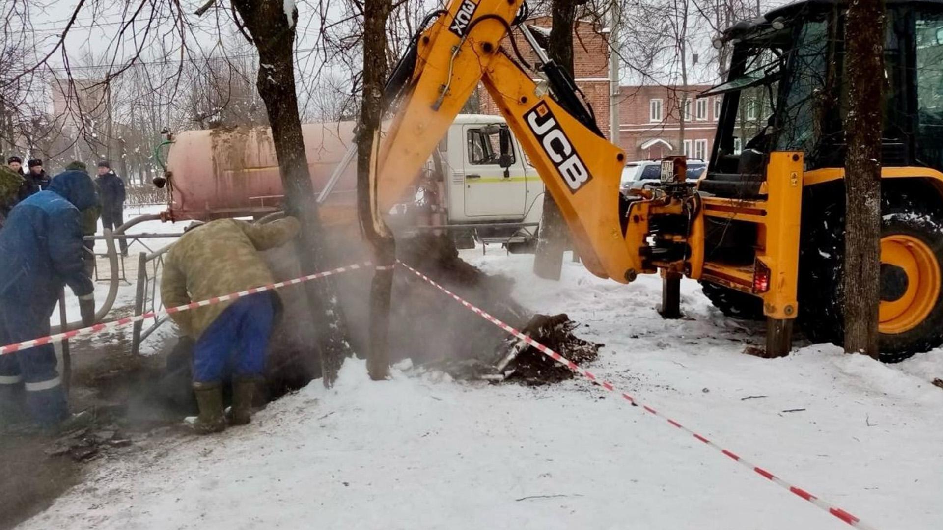 Пятеро подростков упали в яму с кипятком