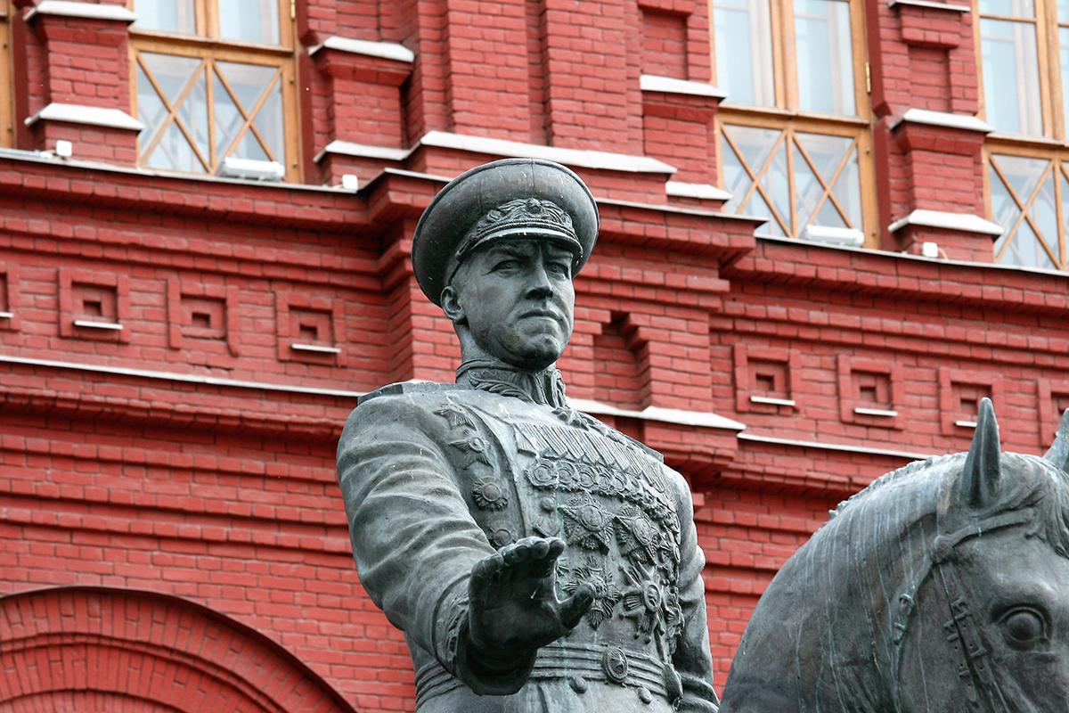 Памятник маршалу Жукову