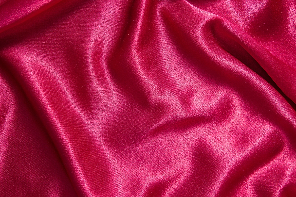 Эту ткань используют для производства постельного белья, из полисатина шьют одежду, аксессуары и интерьерные вещи