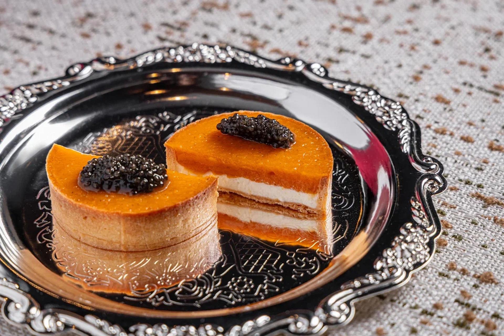 Тыквенный пирог с черной икрой Dubai