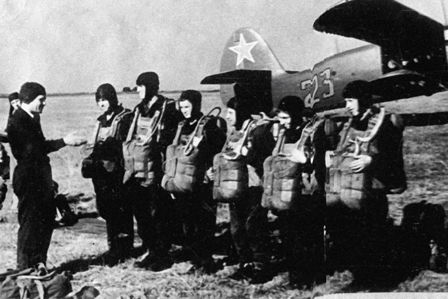 Валентина Терешкова (третья слева) в 1956 году