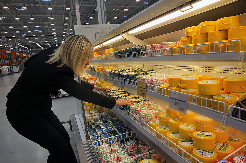 Стеллаж с сыром в петербургском гипермаркете