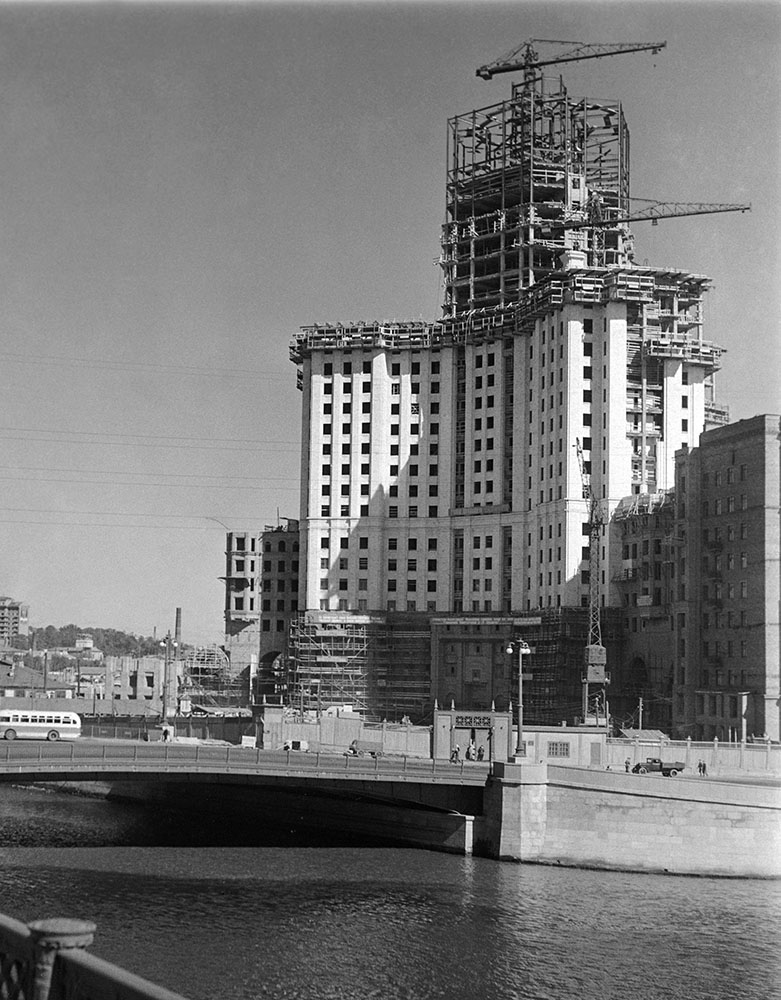 Строительство высотного жилого дома на&nbsp;Котельнической набережной в&nbsp;Москве, 1950 год