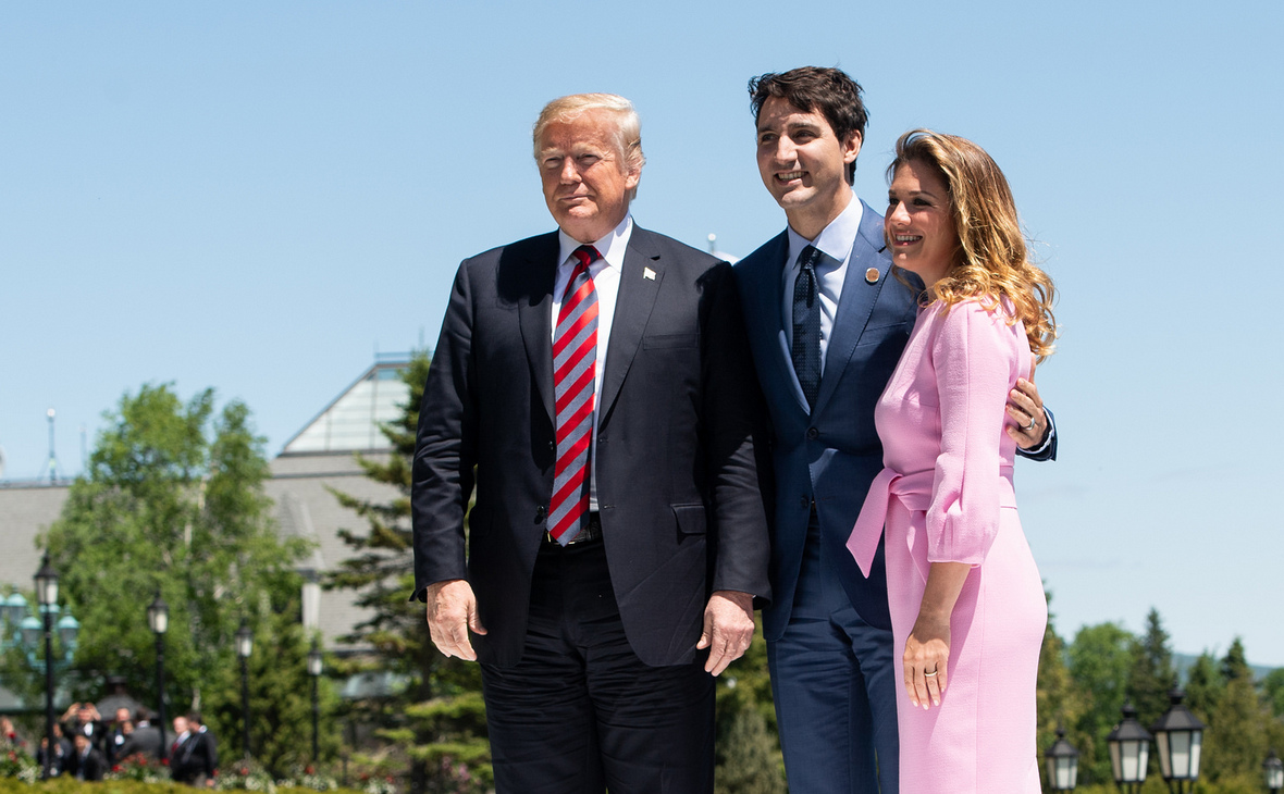Президент США Дональд Трамп (слева) с премьер-министром Канады Джастином Трюдо (в центре) и его супругой Софи Грегуар (справа)