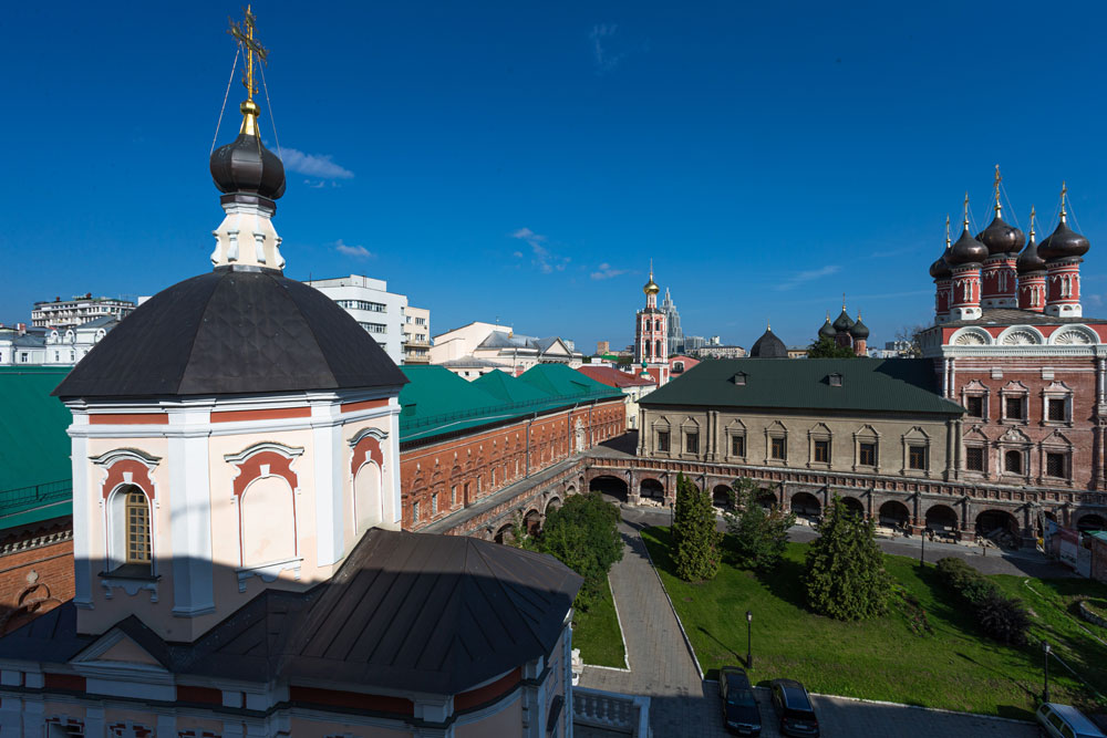 Из окон апартаментов открываются виды на Нарышкинские палаты и Высоко-Петровский монастырь