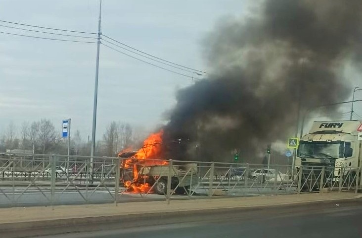 Фото: паблик «ДТП и ЧП. Санкт-Петербург» в соцсети «ВКонтакте»