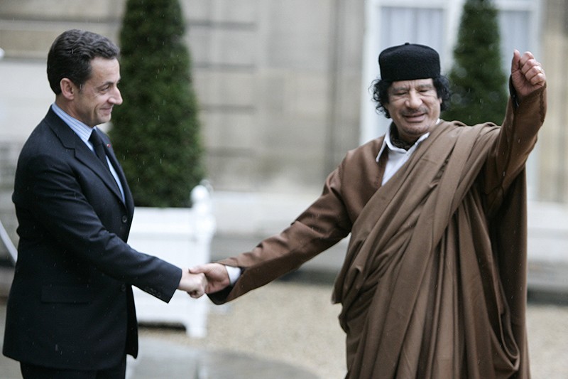Президент Франции Николя Саркози приветствует лидера Ливии Муаммара Каддафи в Елисейском дворце. Декабрь 2007 года