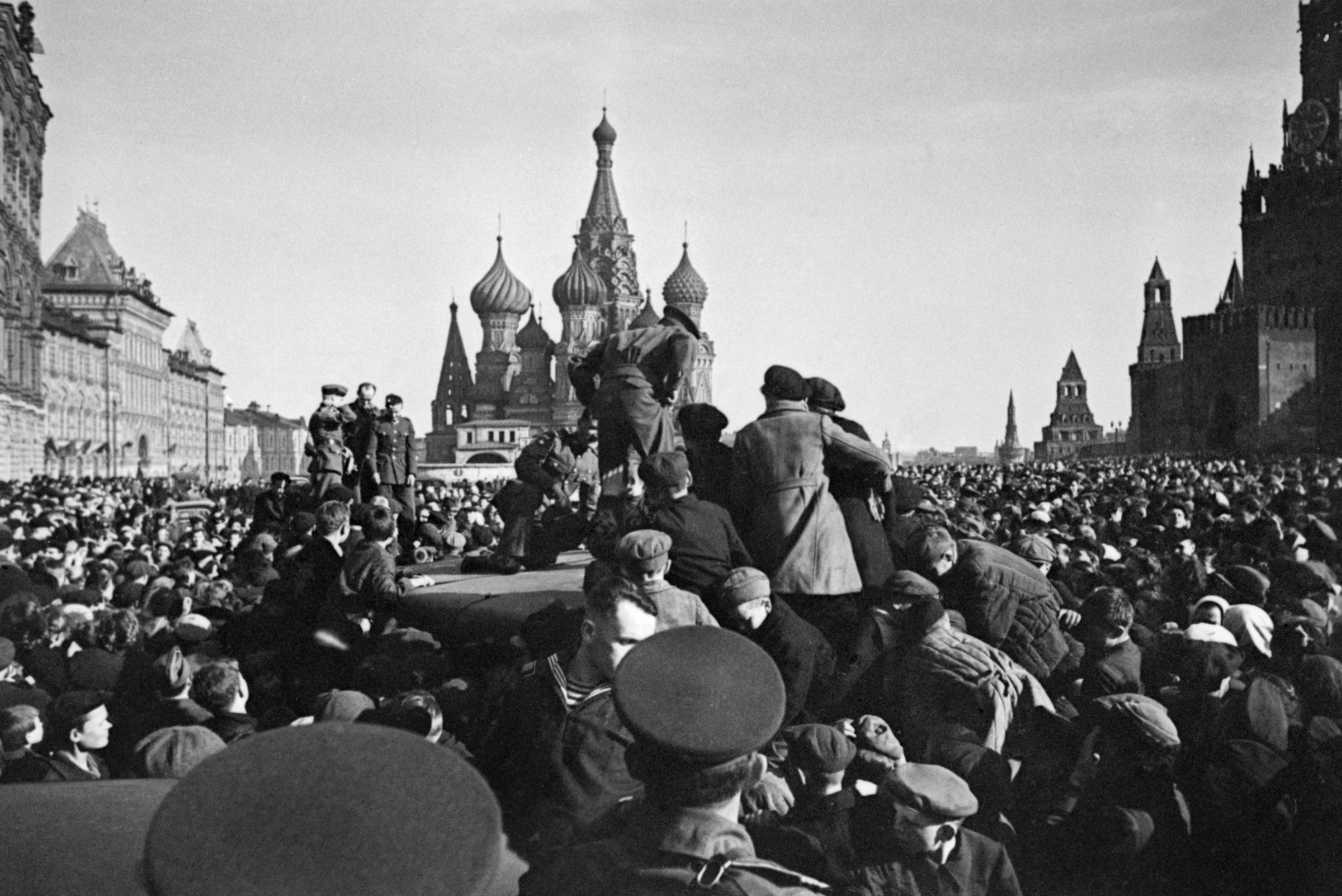 8 мая советских граждан несколько раз предупредили, что ночью передадут важное правительственное сообщение.
«Внимание! Говорит Москва! 8 мая 1945 года в Берлине представителями германского командования подписан Акт о безоговорочной капитуляции германских вооруженных сил. Великая Отечественная война, которую вел советский народ против фашистских захватчиков, победоносно завершена! Германия полностью разгромлена!» — прочитал сообщение Совинформбюро диктор Юрий Левитан около 2:00 9 мая.