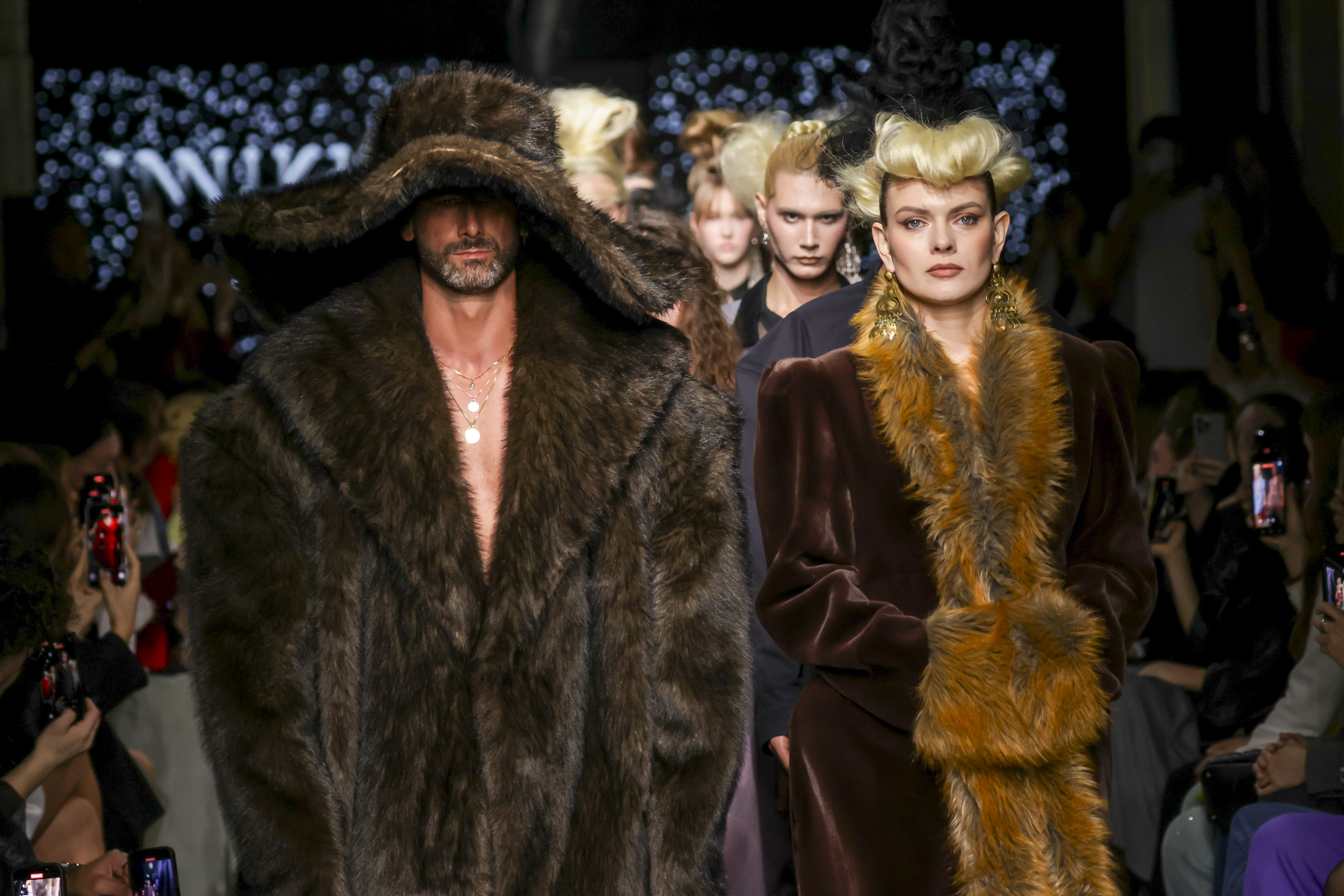 Якутский бренд Inniki показал шубы с длинным ворсом, шляпы с изогнутыми полями, пальто с графичными подплечниками, плотные жакеты и бомберы с мехом.