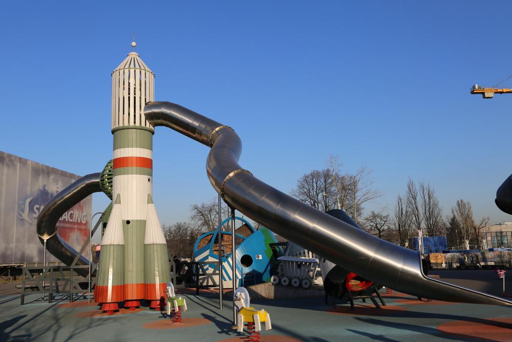 Игровое оборудование на площадке &laquo;Космос&raquo; &mdash; это яркие макеты советской космической ракеты, первого искусственного спутника Земли и космического корабля