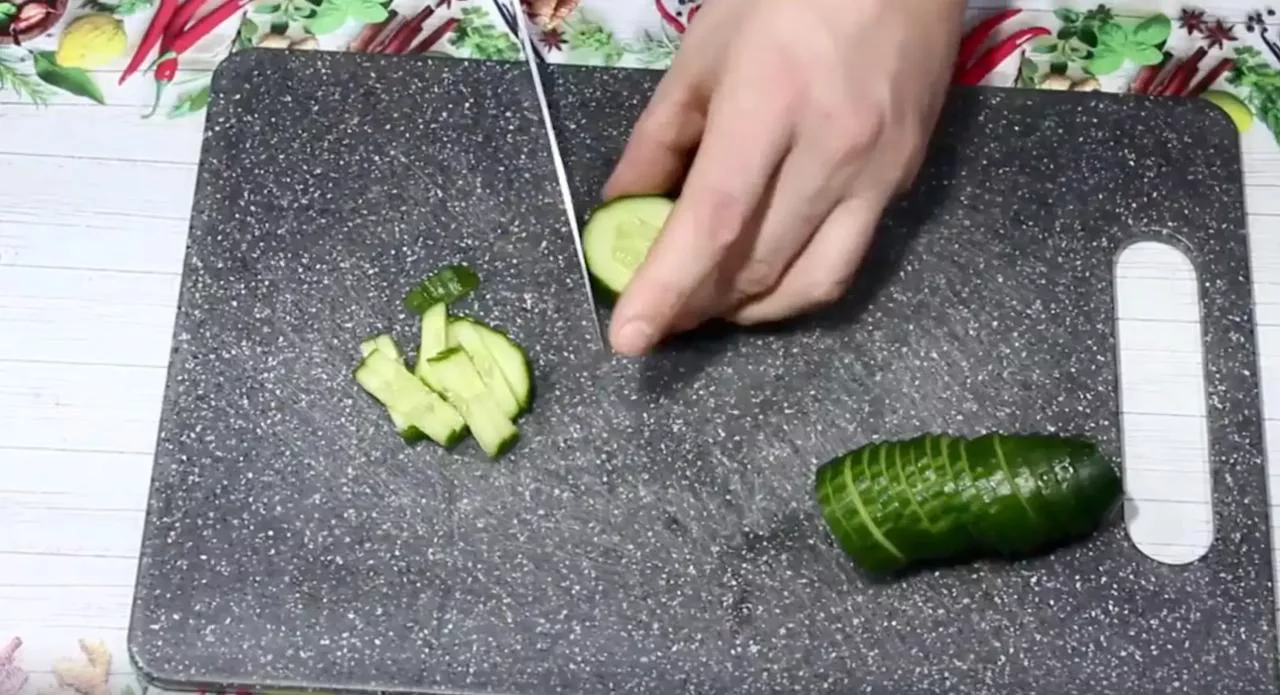 Мелко нарежьте огурцы